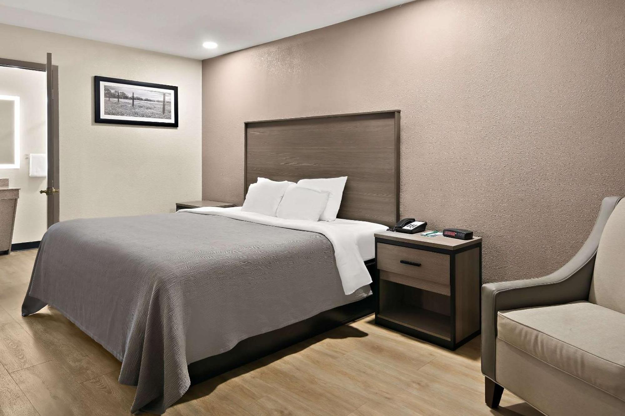 Quality Inn & Suites ويذرفورد المظهر الخارجي الصورة